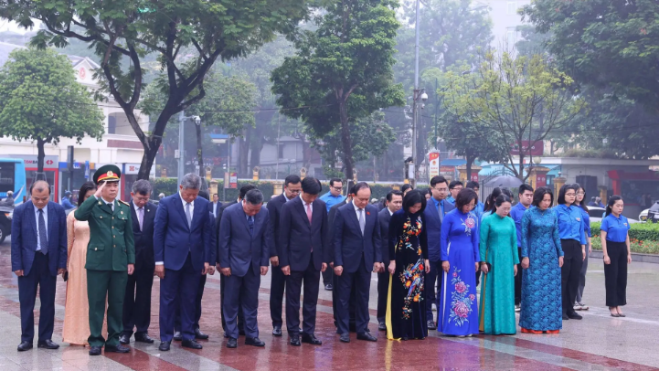 Lãnh đạo Hà Nội dâng hoa kỷ niệm 108 năm Cách mạng tháng Mười Nga